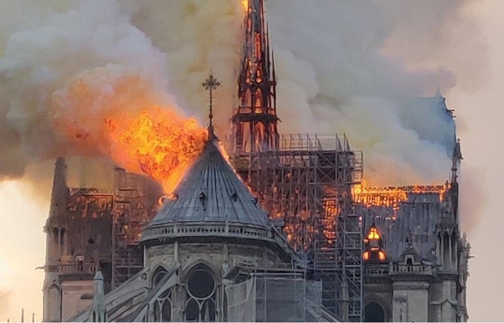 La catedral de Notre Dame en llamas