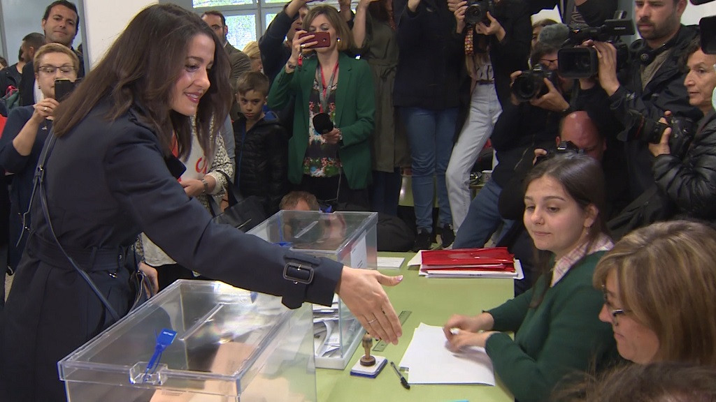 Una maleducada niega el saludo a Inés Arrimadas