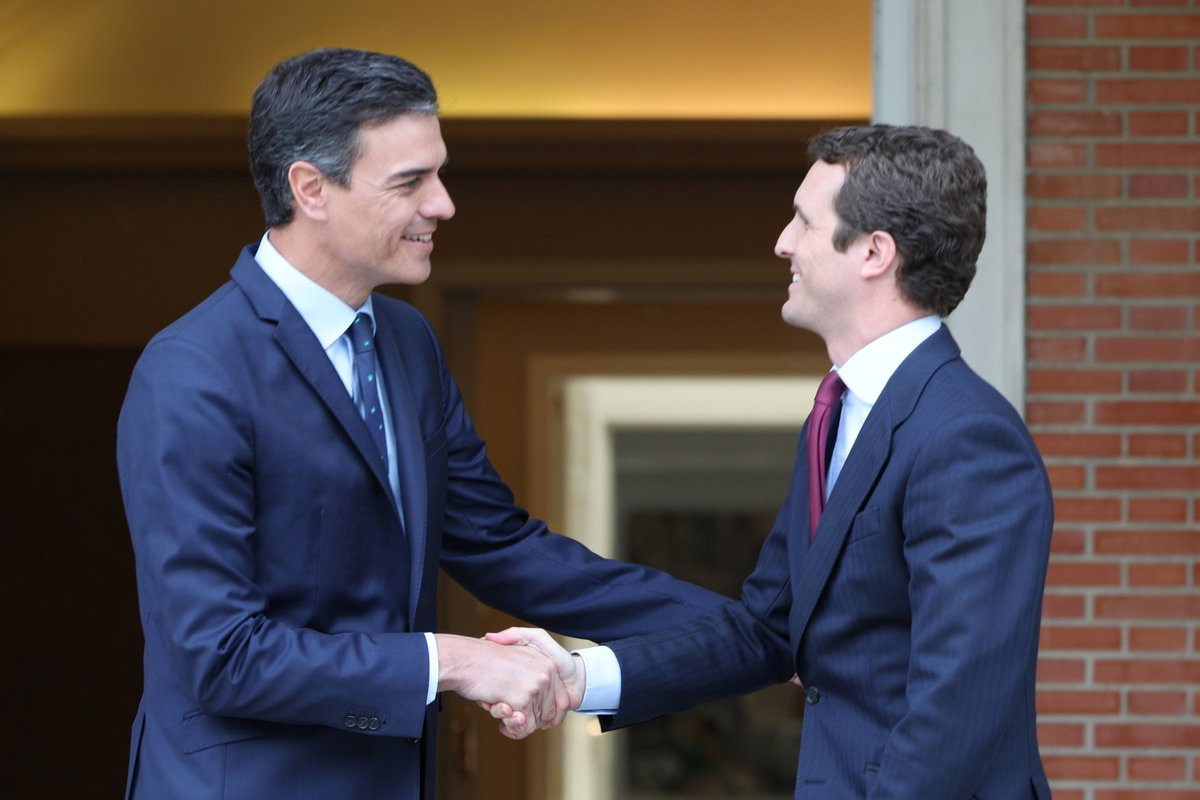 Pedro Sánchez recibe a Pablo Casado en la Moncloa