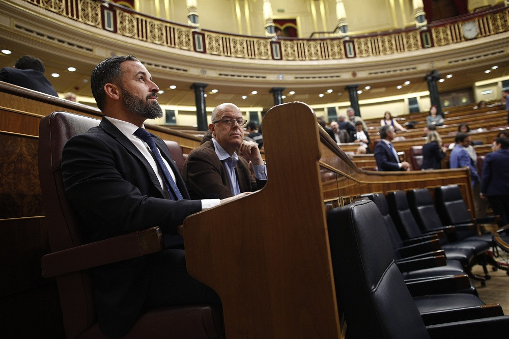 Abascal sentado en un escaño en el Congreso en la constitución de la XIII Legislatura