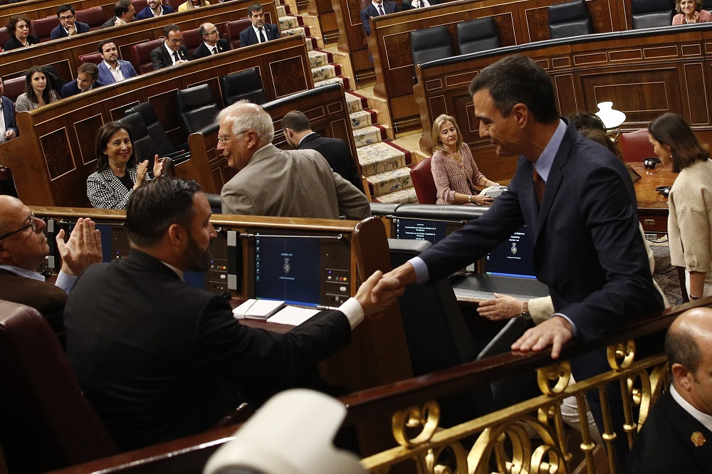Los lu00edderes de VOX y PSOE Santiago Abascal (i) y Pedro Su00e1nchez (d) se saludan