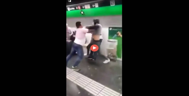 TuristaselaapuetazosconuncarteristaenelmetrodeBarcelona video