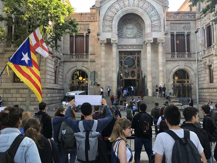 Hasta un año de cárcel para nueve estudiantes por desórdenes en una protesta por las tasas universitarias