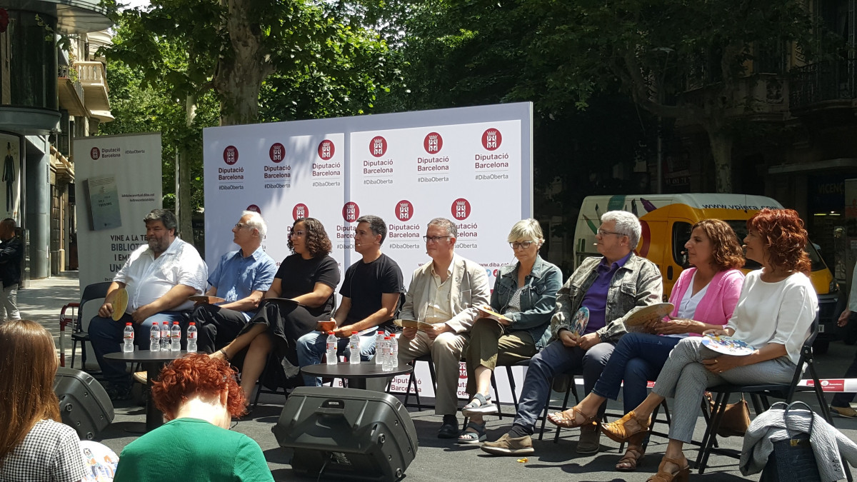 15 autores catalanes crean un libro de cuentos para festejar 100 años de las bibliotecas
