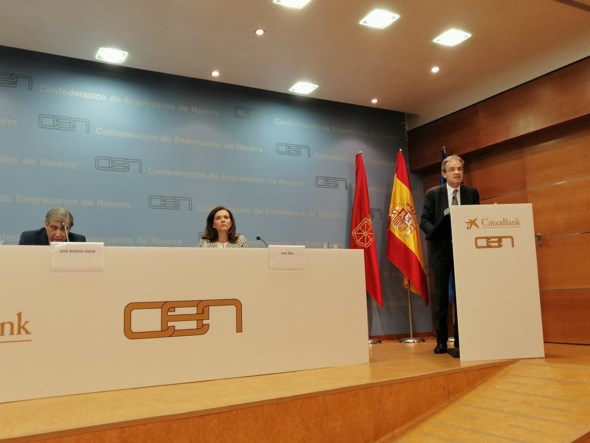 El presidente de CaixaBank, Jordi Gual, (a la derecha), junto a José Antonio Sarría (CEN) y Ana Díez Fontana (CaixaBank)