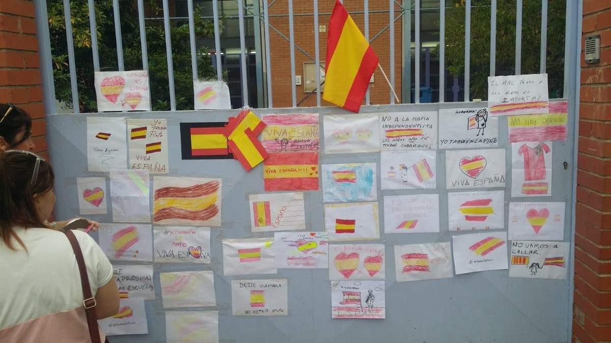 Banderas españolas en ela entrada del colegio Font de l'Alba de Terrassa