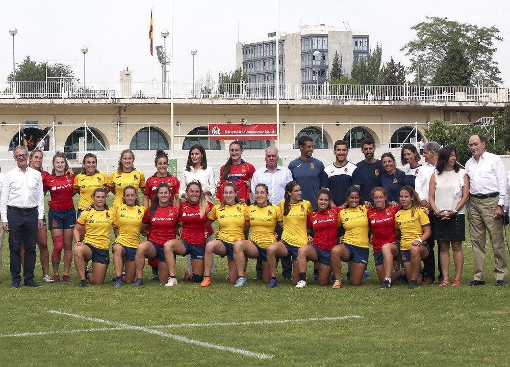 Posando con las jugadoras de rugby