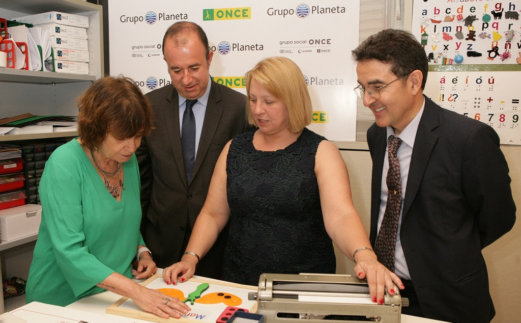 Firma del acuerdo de colaboraciu00f3n entre la ONCE y Grupo Planeta.