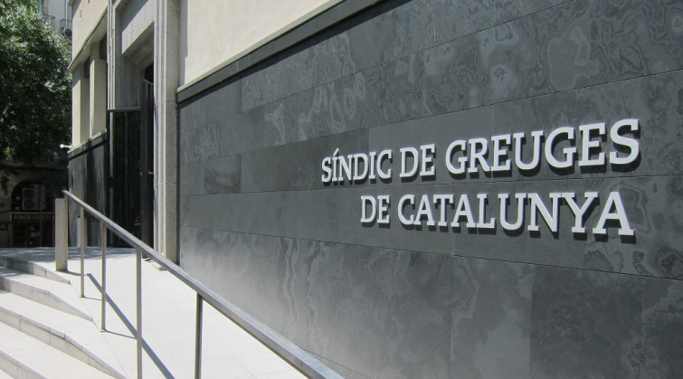 El Síndic urge a Salud a formar al personal para garantizar la atención sanitaria en catalán