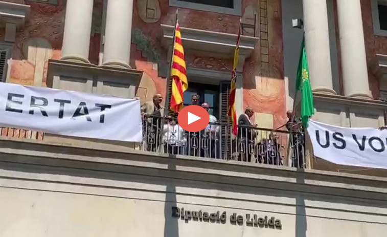 La primera decisión del nuevo presidente de la Diputación de Lleida, colocar lazos amarillos