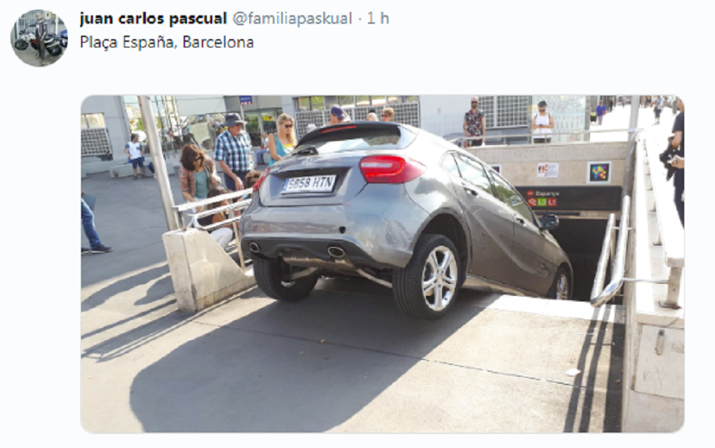 Un coche se queda atascado en una boca de Metro de la plaza Espanya de Barcelona
