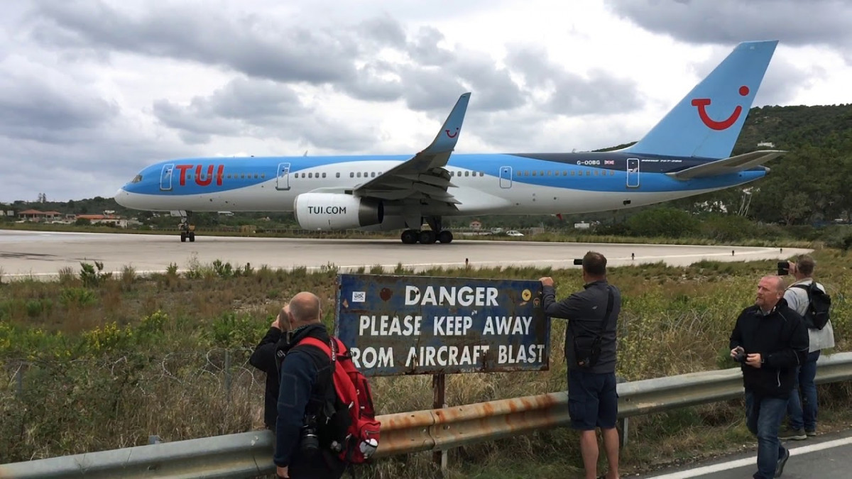 Cartel de advertencia en el aeropuerto griego de Skiathos