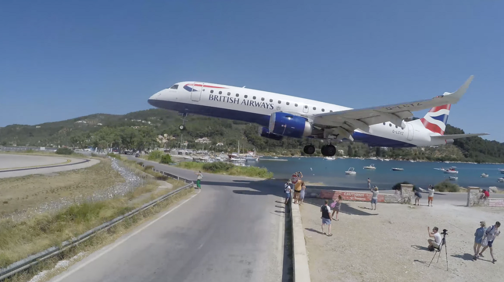Aviu00f3n aterrizando en el aeropuerto de Skiathos