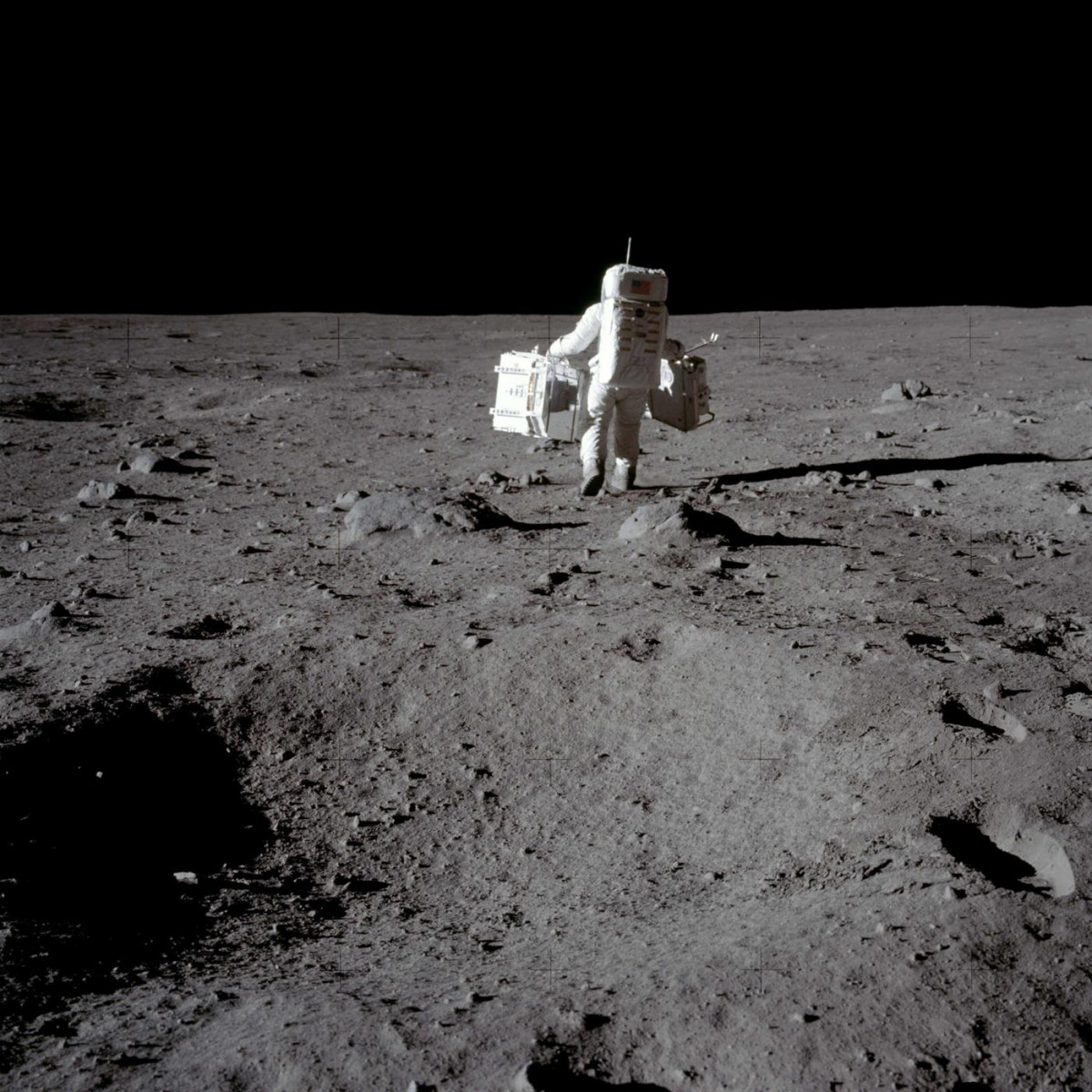 Buzz con material del suelo lunar