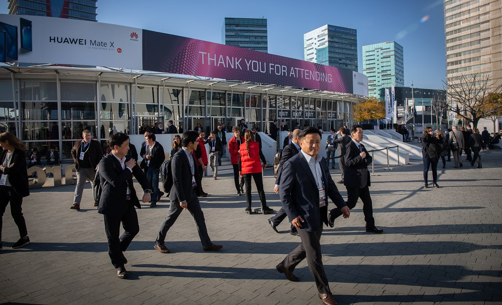 Vistantes del Mobile World Congress Barcelona MWC 2019 en la entrada de Fira Barcelona.