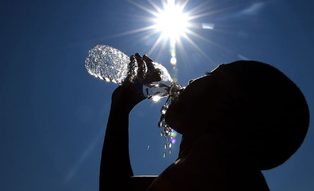 Verano, sol, agua, beber, un niño vebiendo, hidratarse