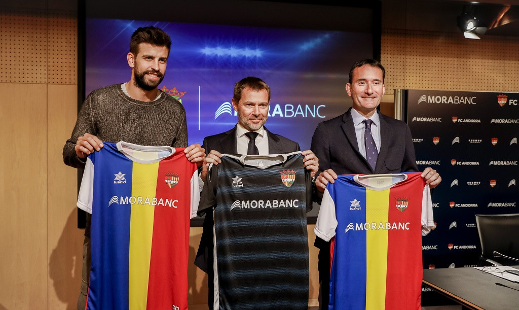 Gerard Piqué, a la izquierda, en la presentación del acuerdo entre el FC Andorra y MoraBanc kosmos football