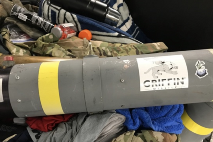 u200bUn hombre intenta embarcar en un aviu00f3n con un lanzamisiles en la maleta