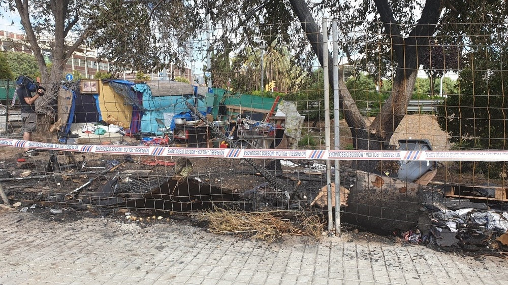 Tres heridos en un incendio en una zona de chabolas de Barcelona