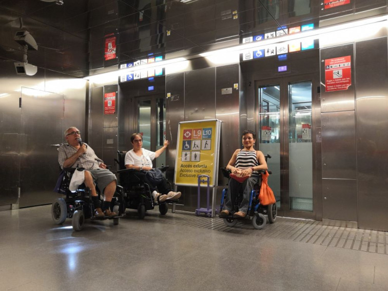Protestas en el metro de La Sagrera por el mal uso de los ascensores