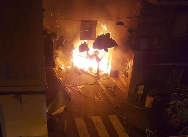 Incendian un decorado de la calle Llibertat de Gràcia