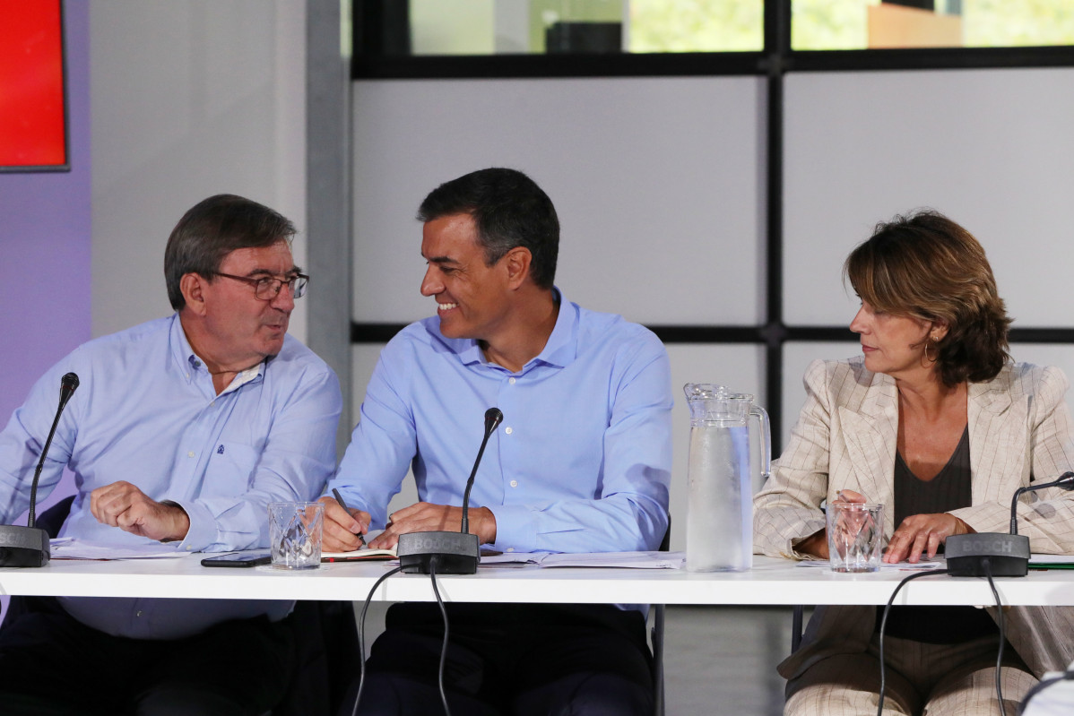 Pedro Sánchez con reunión de asociaciones de la memoria histórica