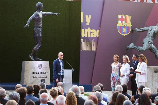 Inauguración de la estatua de Johan Cruyff @FCBARCELONA ES