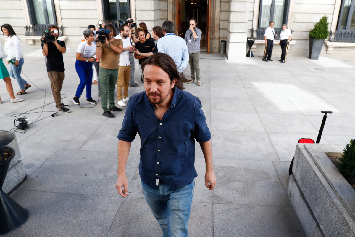 El secretario general de Podemos, Pablo Iglesias, sale del Congreso de los Diputados horas antes de una nueva reunión con el PSOE