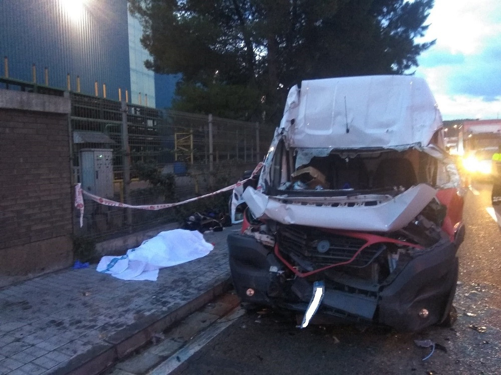 Fallece el conductor de una furgoneta tras colisionar contra un camión