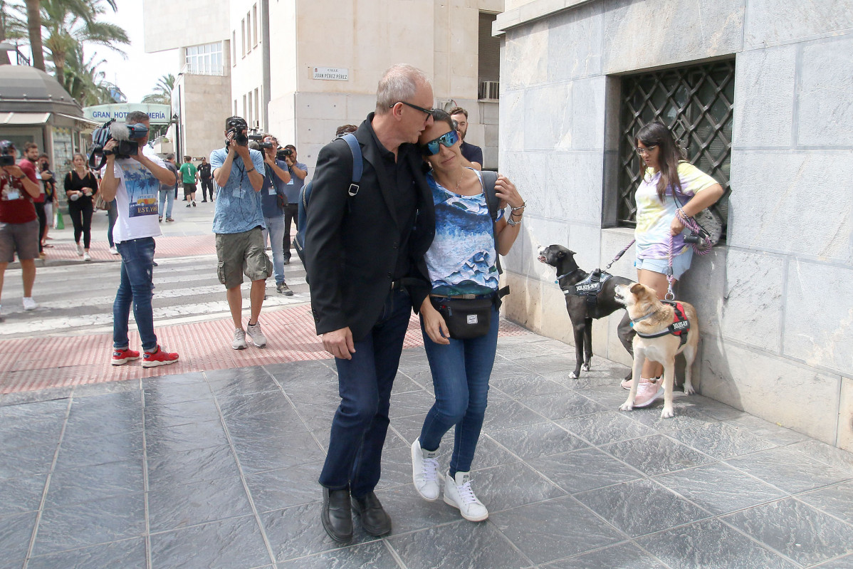Patricia Ramírez (d), madre del niño Gabriel Cruz, llega a la Audiencia Provincial de Almería
