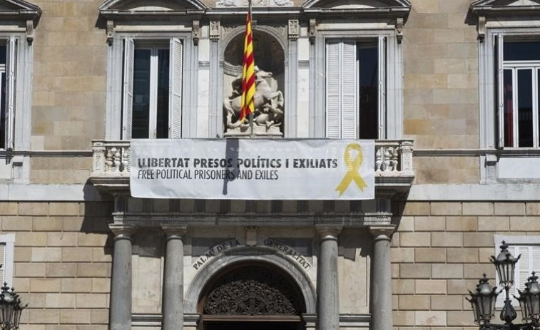 ​El TSJC requiere personalmente a Torra para que quite la pancarta con el lazo amarillo de la Generalitat