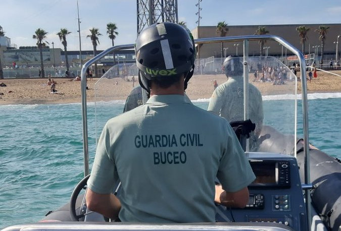 Guardia civil busca bomba playa barcelona