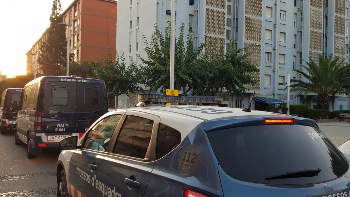 Vecinos agreden a periodistas mientras cubrían una operación policial en Tarragona