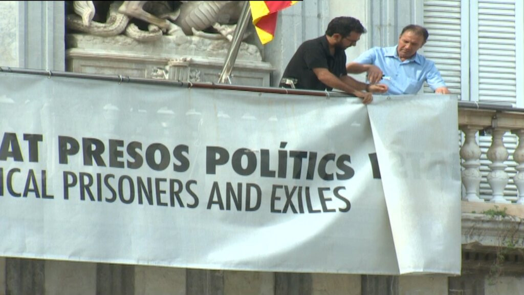 Mossos retiran pancarta generalitat