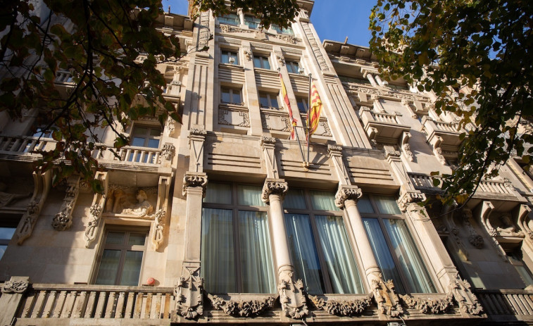 Torra quita los símbolos de las conselleries a regañadientes