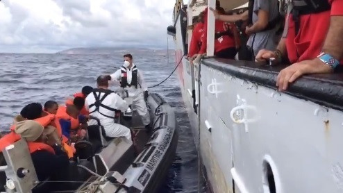 Guardacostas malteses recogen en el Open Arms a migrantes rescatados por la ONG catalana