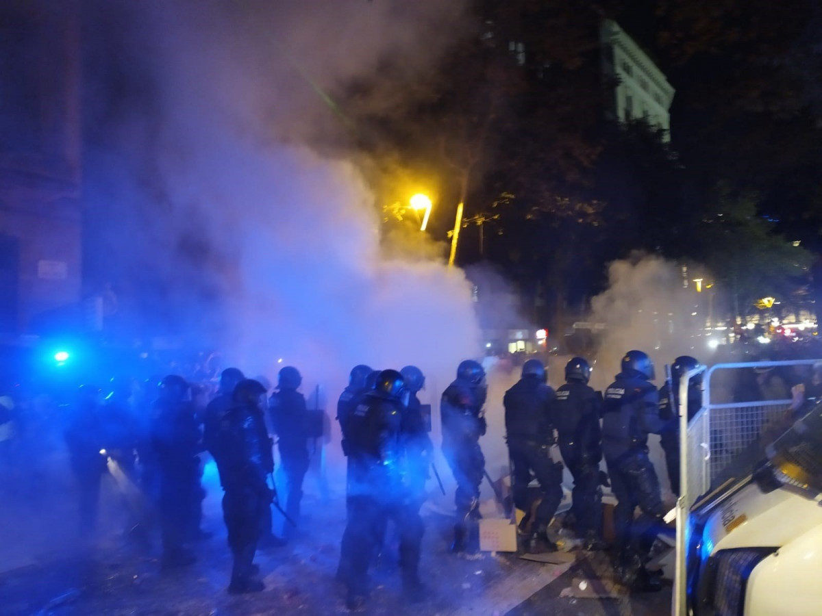 Hoguera frente a los mossos delegación