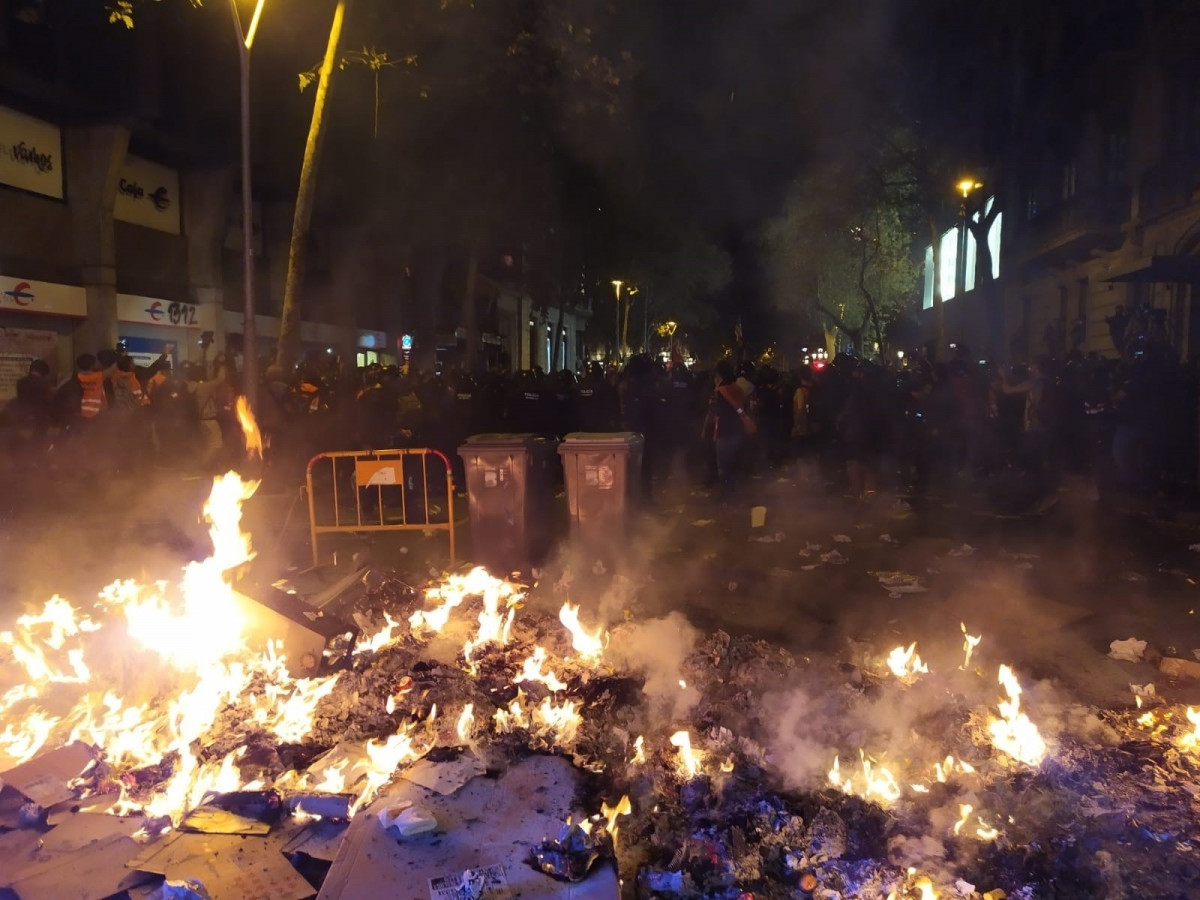 Activistas encienden varias hogueras en Barcelona cerca de la Delegación