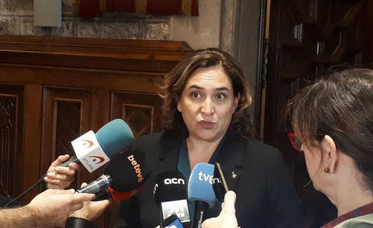 Colau presiona al Gobierno para imponer a las aerolíneas un impuesto al queroseno