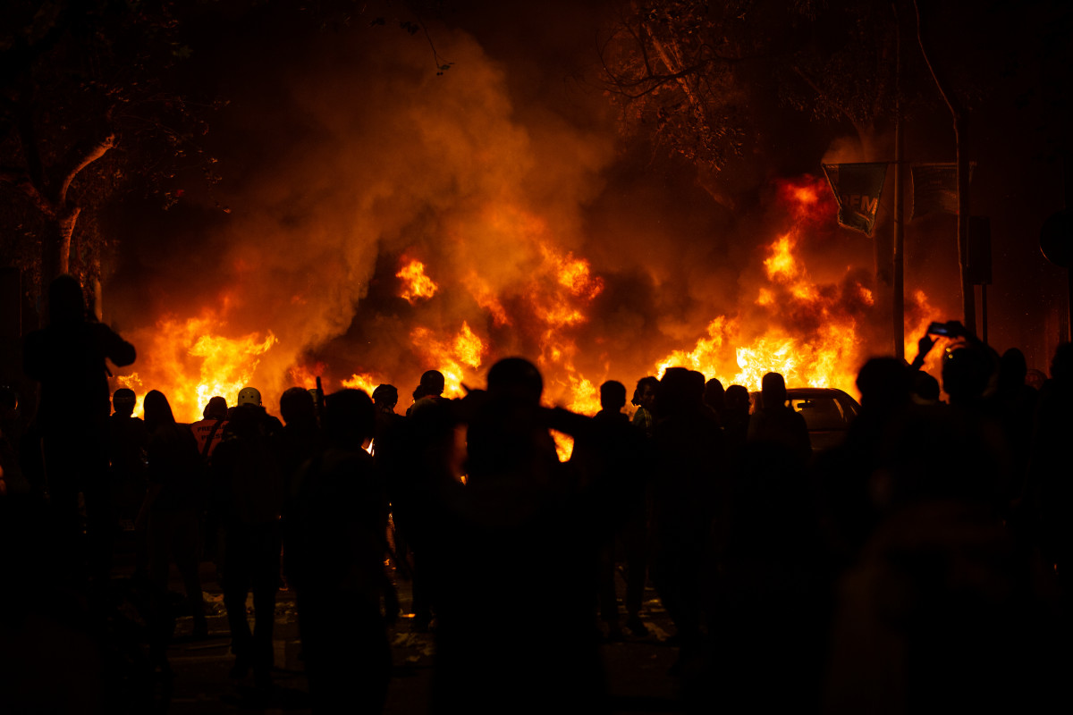 Manifestantes ante las hogueras en la segunda noche de protesta en Barcelona
