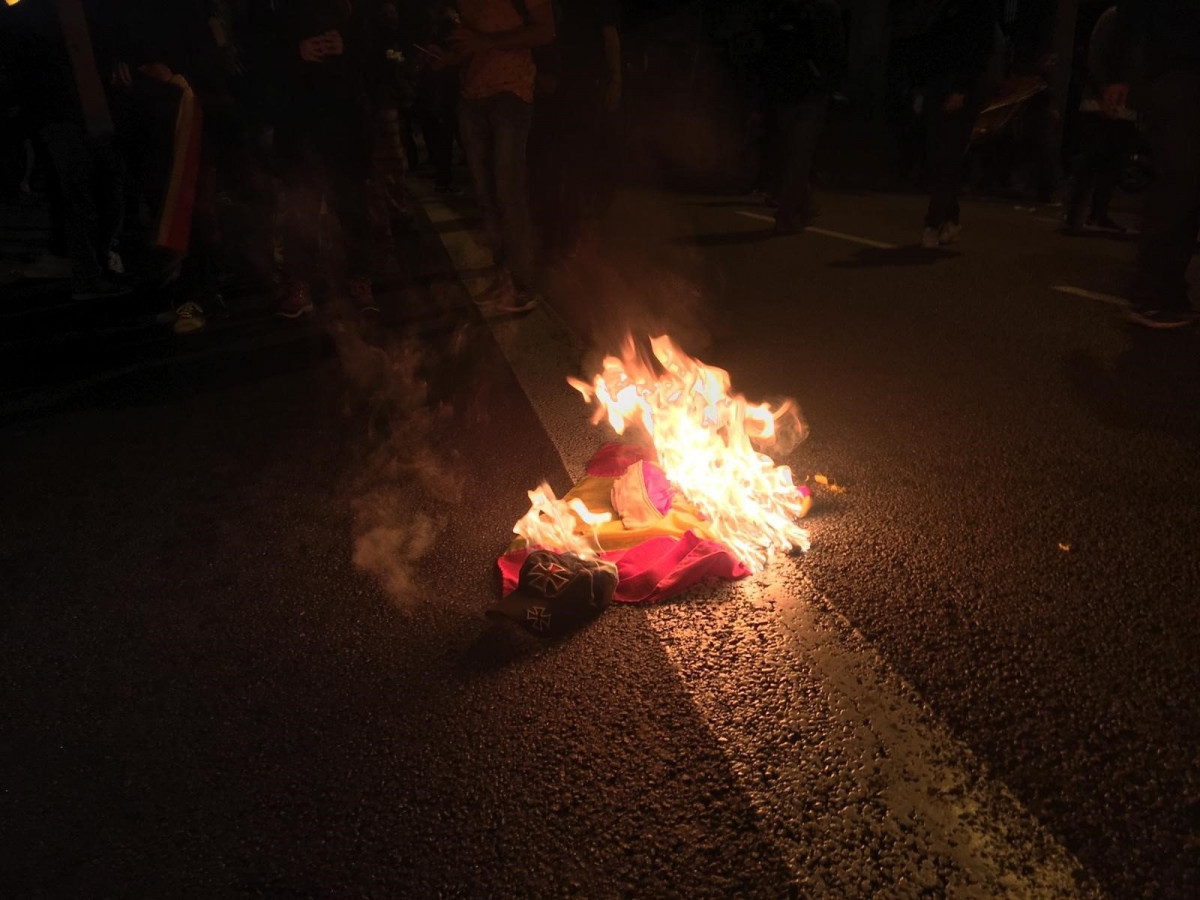 Bandera quemando disturbios barcelona