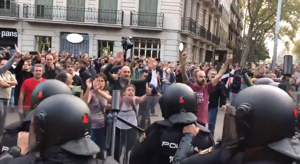 Manifestantes increpan a agentes de la Policía en Urquinaona el 19 de octubre