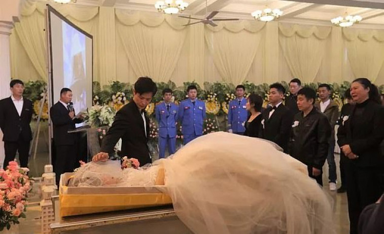 Se casa ​con el cadáver de su novia durante el funeral