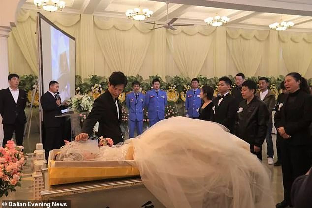 Xu Shinan se casu00f3 con su novia muerta durante el funeral