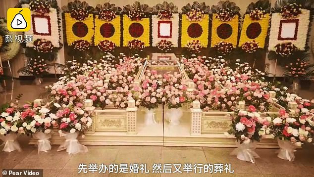 El fu00e9retro de Yang Liu estaba roedado de cientos de flores