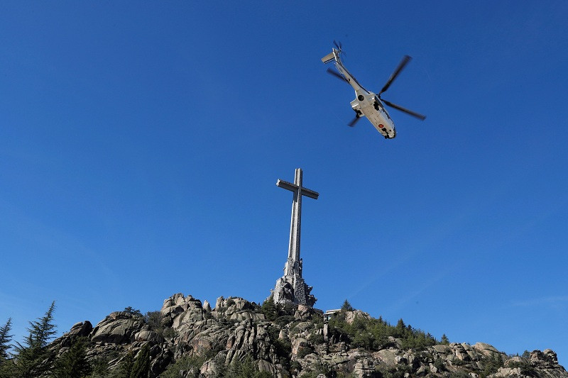 Helicóptero traslada del Valle de los Caídos a Mingarrubio los restos de Franco