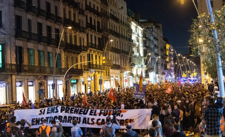 Manifestantes gritan 'Govern dimisión