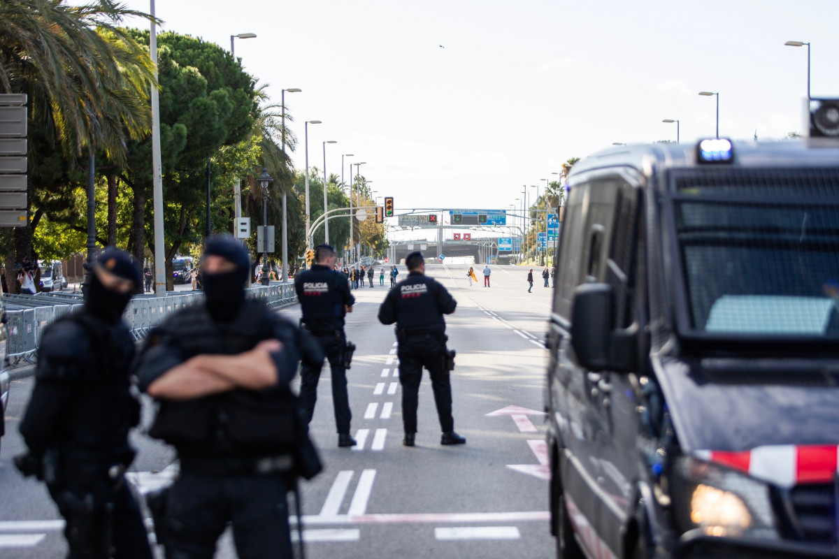 Los Mossos cortan la avenida Diagonal por la visita del Rey a Barcelona
