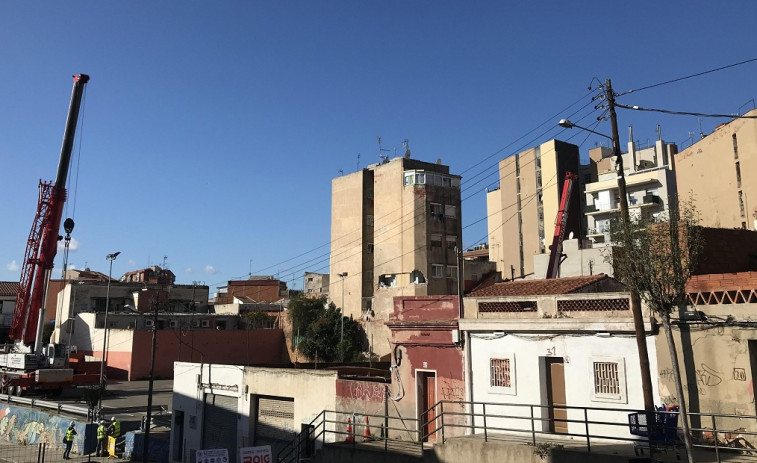 ​Consternación entre los vecinos de Badalona por el edificio en derribo por aluminosis