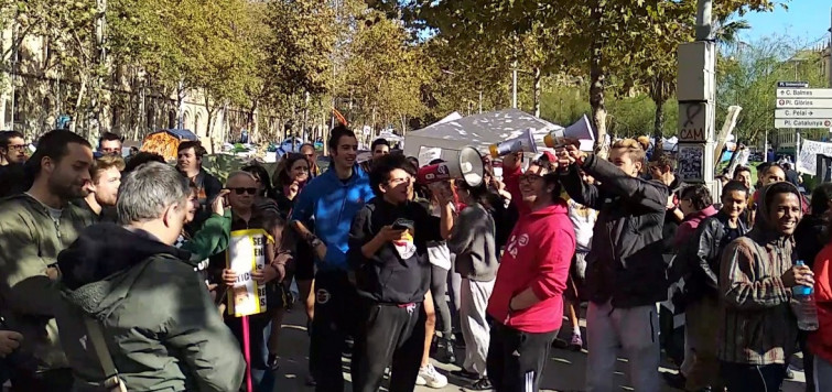 Álvarez de Toledo, recibida en plaza Universitat al cántico de 'Los catalanes hacen cosas'